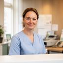 Zorgprofessional aan een balie in een huisartsenpraktijk in Den Helder